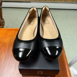 New black Naturalizer flats